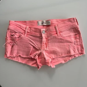 Rosa lågmidjade jeansshorts - Säljer dessa rosa lågmidjade jeansshorts. Har du någon fråga är det bara att höra av dig🫶🏻