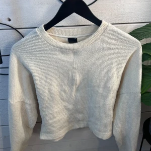 Stickad tröja  - Lite nopprig men inget som märks mycket. Stor i storleken. Som någon som bär S är denna lite stor. Går ner till naveln ungefär.