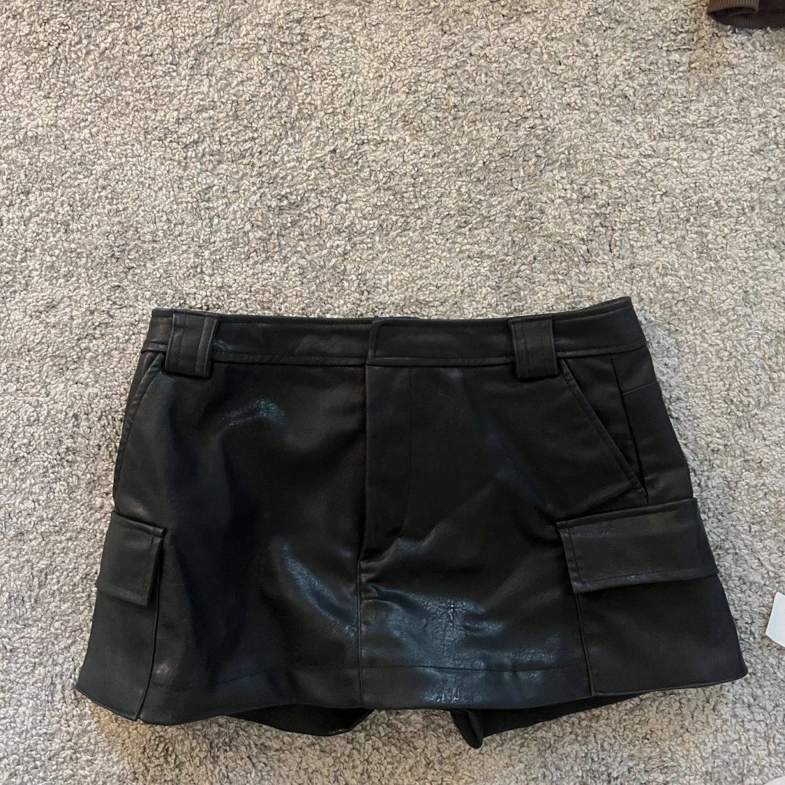 Lågmidjad kjol med shorts i läder - 91