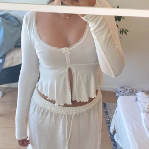 Gina Tricot Lace-Topp - Jätte fin vit topp från Gina Tricot! Säljer för att den inte kommer till användning😊 Aldirg använd har bara provat denNypris: 259 kr💕