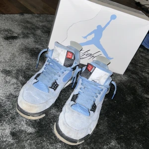 Jordan 4 university blue  - Säljer på grund av att jag är sugen på nya det är storlek 42 skick 8/10 