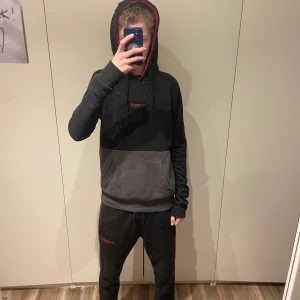 Mckenzie tracksuit - En fin Mckenzie tracksuit i storlek M det är ett par matchande byxor i också storlek M