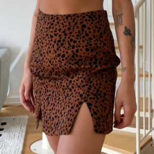 Leopardkjol  - Leopardkjol med två slitsar framtill. Mycket gott skick! 
