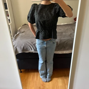 Svart blus  - Superfin svart blus i bra skick. Finns ett väldigt litet hål på framsidan som knappt syns. 