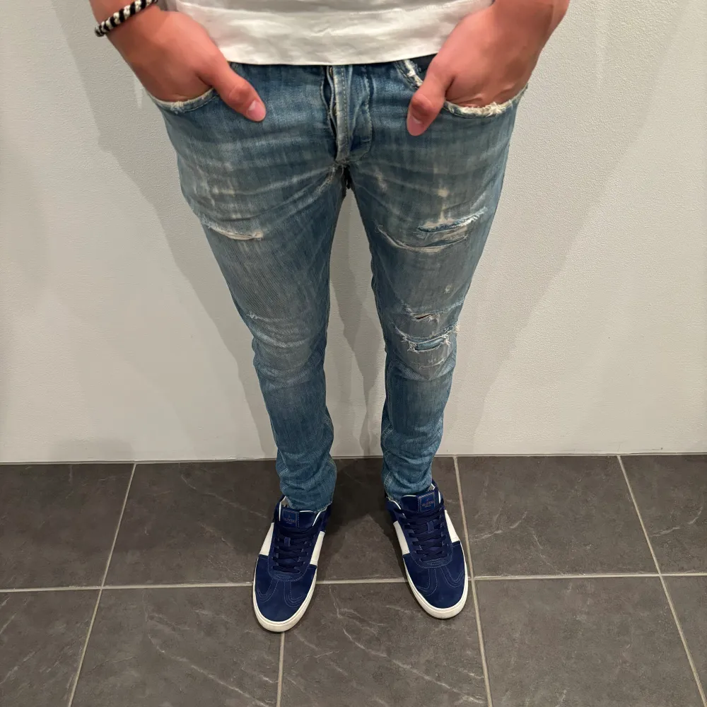 Trendigaste jeansen på marknaden! Hej, Säljer nu dessa sjukt snygga dondup jeans som är perfekt till våren och sommaren  Storlek= 31 Skick= 9/10 Ny pris= 4000 kr Säljs för= 799 kr Modellen är destroyed från fabrik vilket är sjukt populärt . Jeans & Byxor.