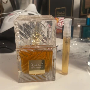 Lattafa, Khamrah - 5ml sample. Från vanilj i basen till kryddigt så är detta en söt och härlig doft för både killar och tjejer. Här kan man också köpa hela parfymen för 400kr