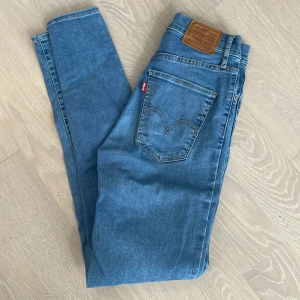 Levis Skinny Jeans - Högmidjade Skinny Jeans i ljusblå, storlek 26. Priset går att diskuteras 