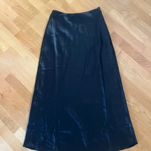 långkjol i satin - svart långkjol i stain från NA-KD i storlek 34 