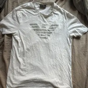Säljer en Armani T shirt som är köpt på armani butiken i NK för några år sen. Knappt använd och har inga defekter. Storleken är L på tröjan men passar mer åt M hållet skulle jag säga. Hör av vid funderingar. Pris kan diskuteras 
