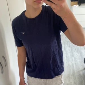 GANT t-shirt - Gant T-Shirt i storlek 170cm. Jag skulle säga att tröjan är i hyfsat skick.