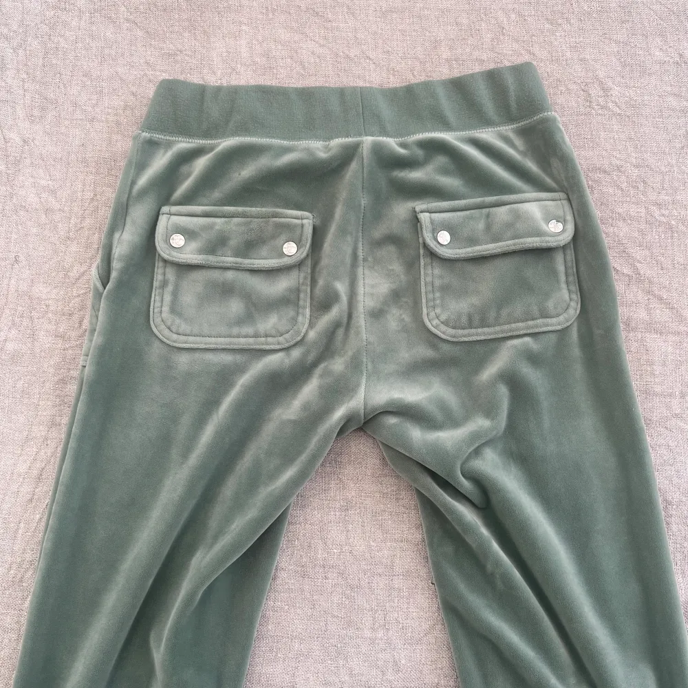 Ett par gröna juicy byxor i jättebra skick som knappt använts som jag säljer då de inte kommer till användning💚. Jeans & Byxor.