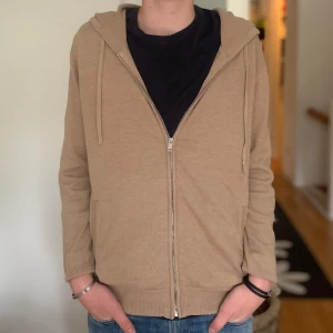 Stickad zip-hoodie - Säljer denna HELT NYA stickade zip hoodie från mitt egna märke zadolo - storlek M, men den på bilden är i storlek XS (likadan bara annan storlek) - Säljer p.g.a att den bara blev liggande på lagret, hör av er vid frågor😀(denna säljs inte längre) 