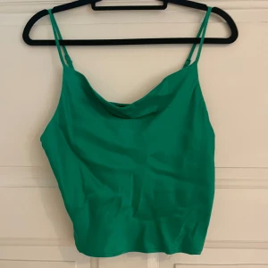 Grönt linne - Skimmrigt grönt linne från Zara💚