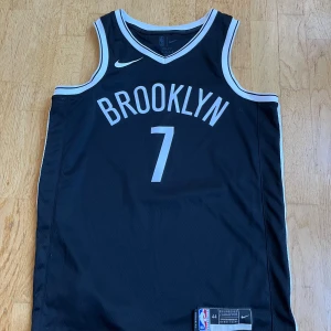 NBA Durant linne (Jersey) - Har använt linnet 1 gång men aldrig riktigt använt linnet på det sättet mer testat, köpt för 800kr på footlocker 9,9/10 i skick,storlek m men passar mycket bra på L,  pris kan diskuteras vid snabb affär.