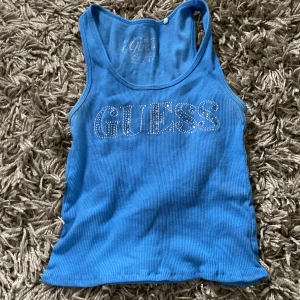 GUESS linne - Fint GUESS linne med en diamant som ramlat av (bild 2) annars ganska bra skick!