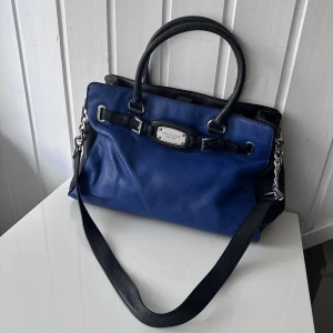 Michael kors - Michael kors väska, dator och böcker får plats i den. Den kan användas som handväska och axelremsväska  Ej nyskick 