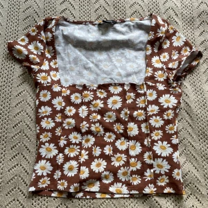 Oanvänd fin topp med blomdetaljer - Oanvänd och i fint skick