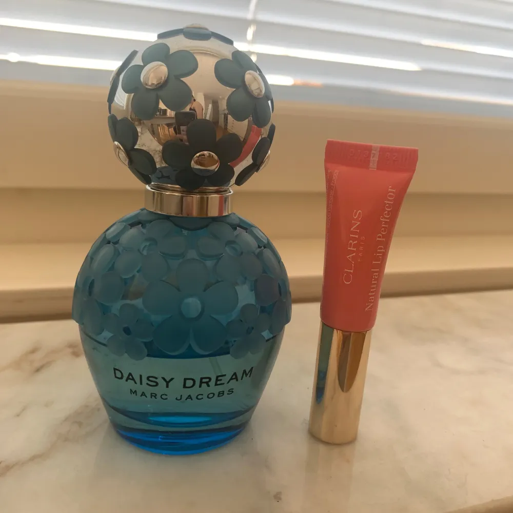 Parfym ”Daisy dream” från Marc Jacobs och Clarins ”natural lip perfector”. Parfym.