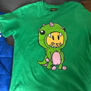 Drew House dino tee - Säljer den här tishan från Drew House i storlek M. Mycket bra skick.