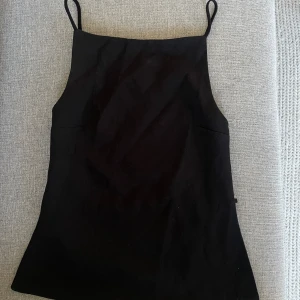 Svart topp - Säljer denna toppen från Zara, med helt öppen rygg. Storlek S, hör av dig för fler bilder!🧚🏼