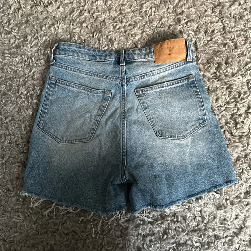 Snygga blå jeansshorts från HM! Endast använda ett antal gånger, är i fint skick! Supersnygg passform! . Shorts.