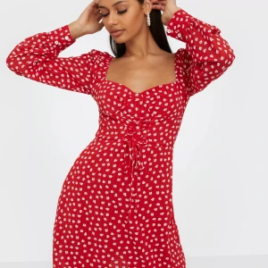 Adoore Mykonos dress - Adoore Mykonos dress  Färg: Röd med vita blommor Strl: 44 Nypris: 1395kr Klänningen är endast använd 1 gång