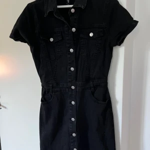 Jeans klänning - Svart jeans klänning i thigtare modell, har tyvärr aldrig kommit till användning 
