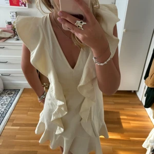Vit klänning med volang - Underbart fin klänning! Perfekt till midsommar, i linne. Super fint skick