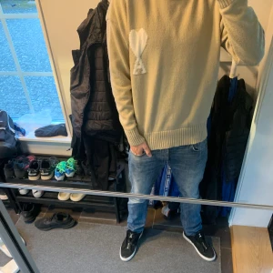 Ami paris tröja - Säljer denna snygga ami Paris, Skick 8.5/10 helt nyskick, självklart äkta, Strlk M, Hör av er vid eventuella funderingar 🙌⚜️