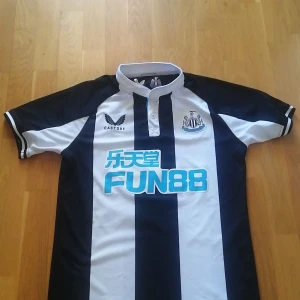 Newcastle tröja 21/22  - Säljer för den är för liten för mig. Den är vädligt fint skick och storlek M. Trippier på ryggen. Den är från säsongen 2021/ 2022.