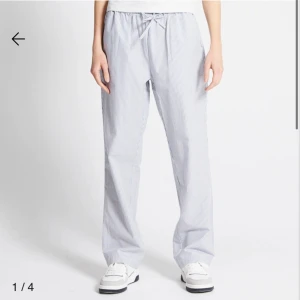 Lager 157 pyjamasbyxor - Pyjamasbyxor från lager 167, vit/blå randiga, använda typ 3 gånger! 