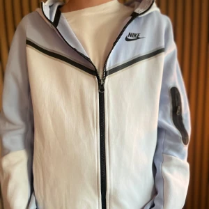 Nike tech - En fett Nice tech med en ljusblå färg.denna är i storleken s och sitter rigtigt bra. Den är i 10/10 skick och väldigt fräsch. Priset är ej hugget i sten 