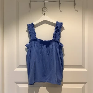 Kappahl linne - Ett jättefint blått linne från Kappahl som tyvärr har blivit för liten, passar perfekt till sommaren💕