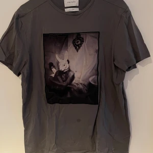 Limitato T-shirt - Limitato t-shorts i väldigt bra skick 8/10. Väll använd och inga farliga defekter som förstör helheten. Bara att fårga om fler bilder eller funderingar!