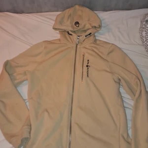 Sail Racing Hoodie - Fet tröja för lite mer streetwear och stockholms stil. Den är knappast använd, använd typ 2 gånger. Inga defekter på tröjan