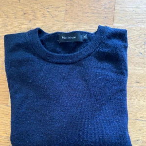Matinique pullover ull XL - Marinblå pullover i ull från Matinique. Säljes pga urvuxen.  Finns i Luleå.