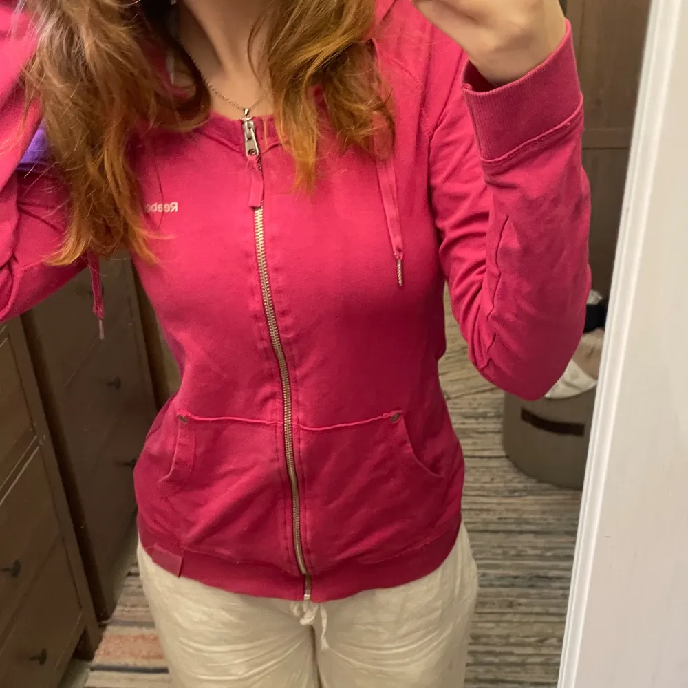 rosa zipup från reebok i storlek S💕, andra bilden är från förra säljaren (färgen på den bilden visar mer hur tröjan ser ut i dagsljus) säljer då den inte kommit till användning❤️. Sport & träning.