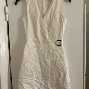 Klänning - Super fin klänning från H&M. Endast använd på min studentmottagning i några få timmar. Så nästintill oanvänd. (Har legat i en låda därav är den skynklig).  Storlek 32. 