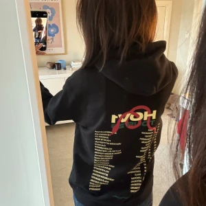 Hov1 merch hoodie - Hov1 merch hoodie storlek m. Knappt använd. Köpte den förra sommaren.
