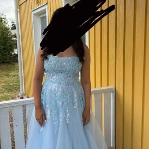 Balklänning  - Storlek M, ljusblå använd 1 gång, priset kan diskuteras 