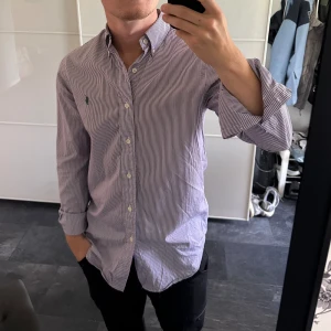 Ralph Lauren skjorta - Skjorta i fint skick, använd ett fåtal gånger. Tunnt material, skön till sommaren.