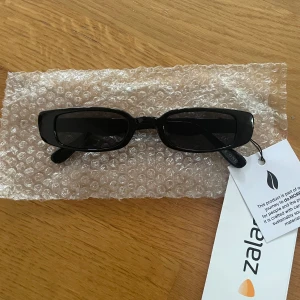 Helt nya solglasögon 🖤🖤 - Oanvända solglasögon från Zalando med prislappen kvar 🖤🖤🖤