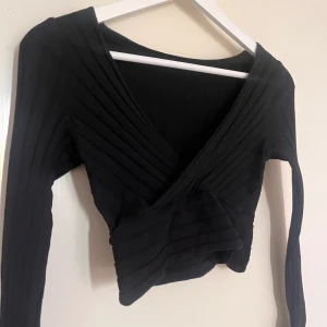 Svart v- ringad topp 🩷 - Ribbat mönster som syns i bilden och i bra skick! Skicka i meddelanden om du vill se hur den ser ut på eller har några frågor 💞