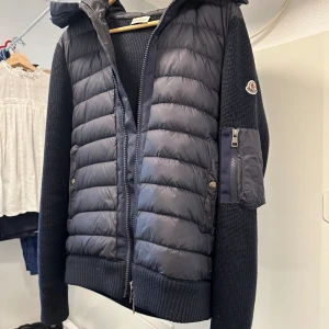 Moncler cardigan navy blue - Säljer nu min moncler cardigan. Känner inte behov av den då jag har en annan jacka. Vid snabb försäljning skulle jag kunna sänka någon hundring😄  Finns inga skador på jackan. Jackan är medium storlek. Passar på mig som är 186 cm och väger 80kg 
