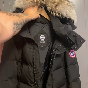 Canda Goose Jacka  - Canda goose wyndham parka svart stolek XL (sitter som L) i bra skick använd en vinter 