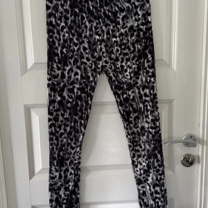 Mjuka byxor från crafted - Byxor i fint skick från crafted ❤️ köpt i England ❤️jätte mjuka och sköna byxor❤️ vid fler frågor och funderingar skriv privat ❤️