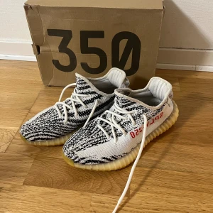 Yeezy 350 v2 zebra  - Mycket bra skick använda bara i 9 månader.  De är köpta på Soleplus.se. Finns inga sulor men det spelar ingen roll tycker jag. Om du är intresserad så skriv till mig så kan vi diskutera ett bra pris tillsammans , tänker mig runt 1000👍