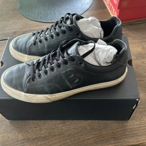 Hugo boss skor - Säljer nu mina Hugo boss skor som nästan är helt nya och köpta på Urban Modern. Skick: 9/10. Säljes pga för små. Vid frågor och funderingar hör av er😊