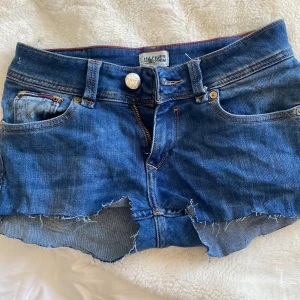 Lågmidjade jeansshorts  - Lågmidjade jeansshorts🥰 Midja: 34 rakt över Längd: 22cm