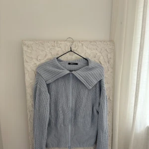 Tröja med zip - En zip tröja från Gina tricot, endast använd en gång🩵 är storlek xl men skulle säga att den sitter lagom oversized på mig som brukar ha M i vanliga fall🤍